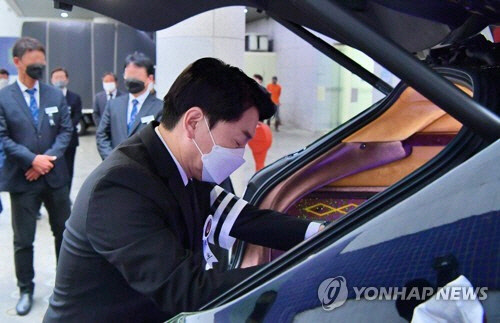 장례식장에서의 안철수 위원장(사진=연합뉴스)